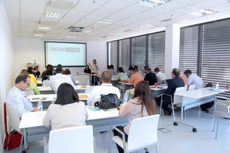 Visita Ciudad y Centro de Arte Alumnos EGME - Imagen de los alumnos haciendo una visita.
