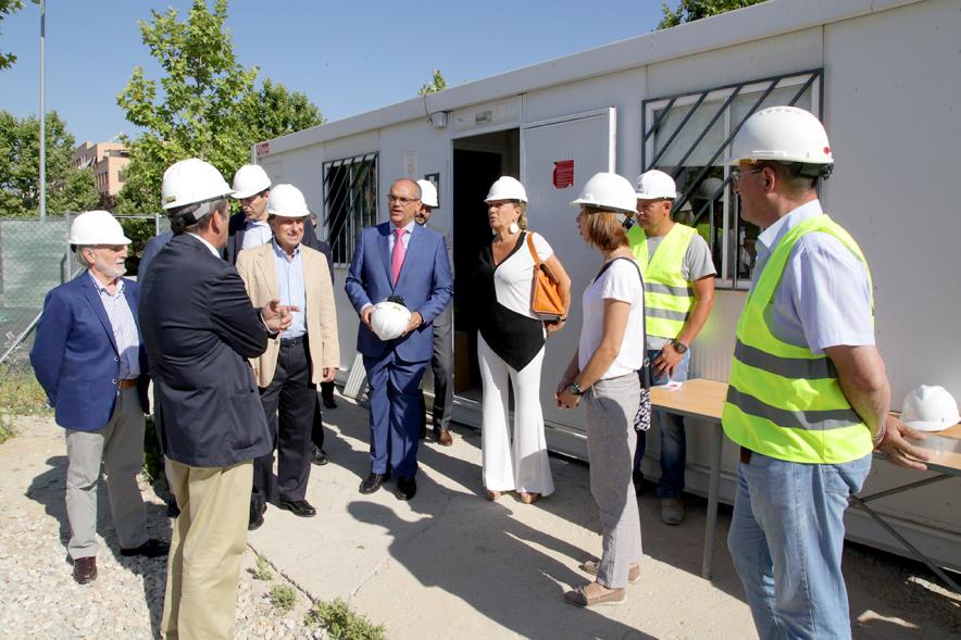 Visita Obras Nuevo Instituto Fuentelucha - Imagen de diferentes autoridades, entre ellas el alcalde García de Vinuesa en un momento de la visita.