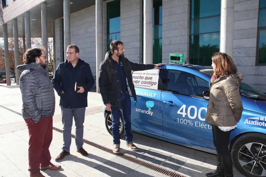 Visita de la Ruta Mi Ciudad Inteligente - Toma lateral de los concejales y el coche.