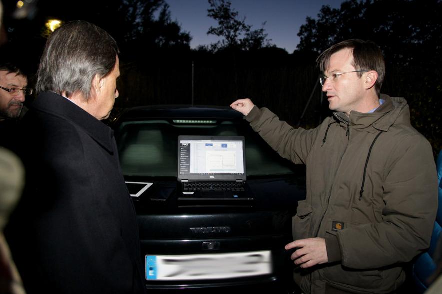 Visita Cambio a Luminarias Inteligentes - Imagen del alcalde comprobando las luces.