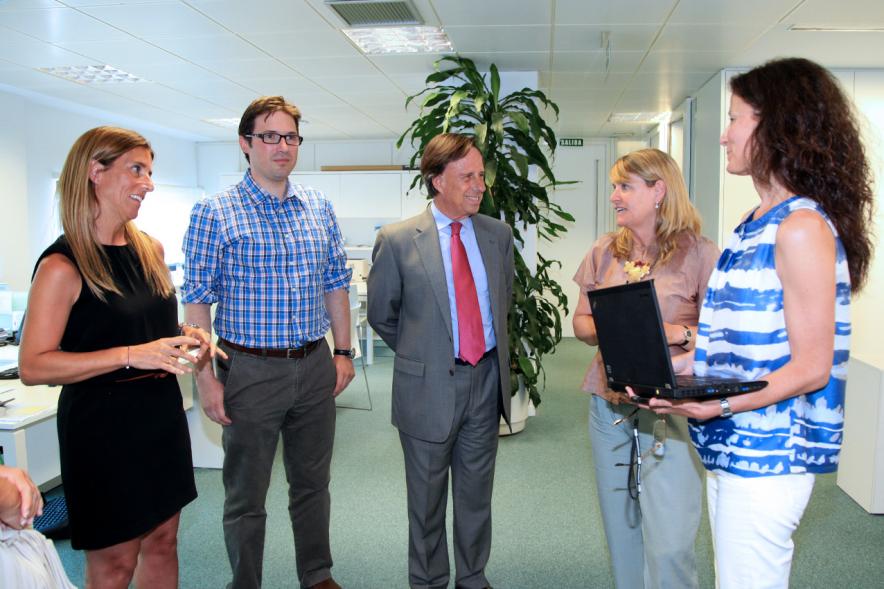 Visita a Bausch + Lomb - El alcalde García de Vinuesa visitando las instalaciones.