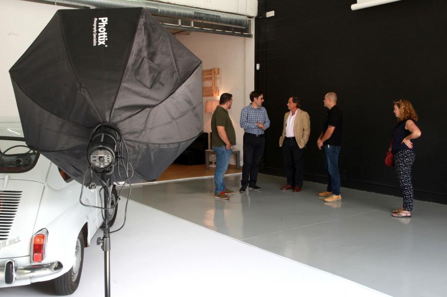 Visita al Estudio Fotográfico Madrid - El alcalde García de Vinuesa con otras personas durante la visita al estudio fotográfico.