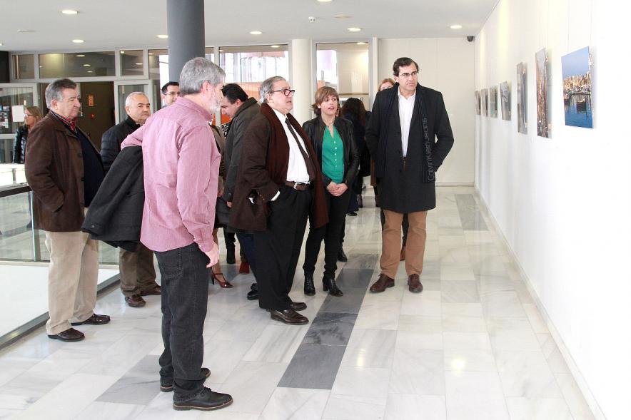 Visita del Embajador de Malta a la Exposición Fotográfica de Malta en la C.D. Valdelasfuentes -  El embajador con las autoridades.