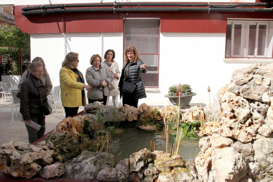 Visita al Centro de Mayores María Zambrano -   Las autoridades con los usuarios.