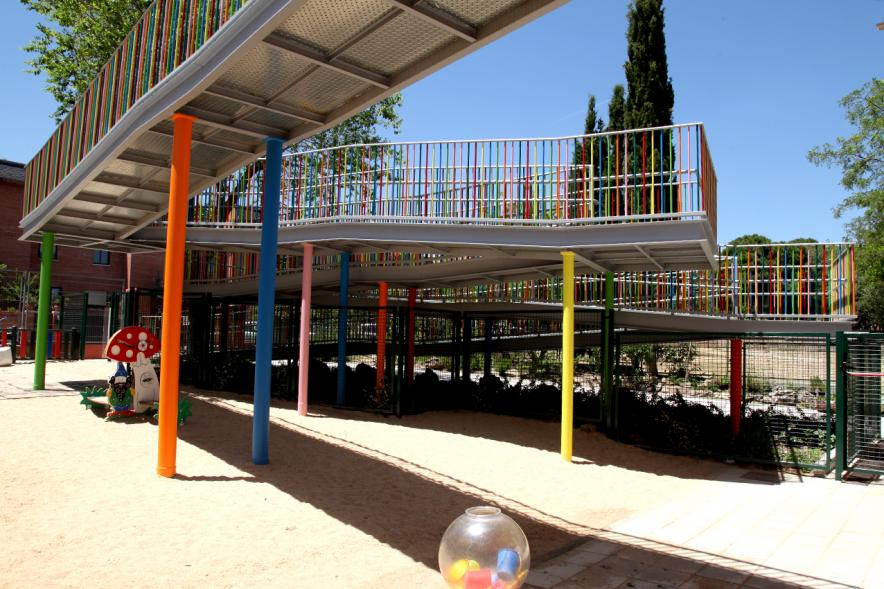 Visita Finalización de Obras en la E.I. La Chopera - Imagen panorámica de la pasarela del colegio E.I. La Chopera.