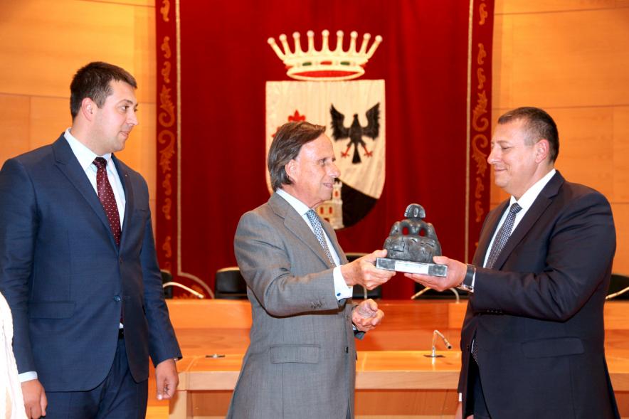 Visita de Delegación Rumana - Imagen del alcalde García de Vinuesa con delegados de Rumania recibiendo el obsequio de la Menina de Alcobendas.