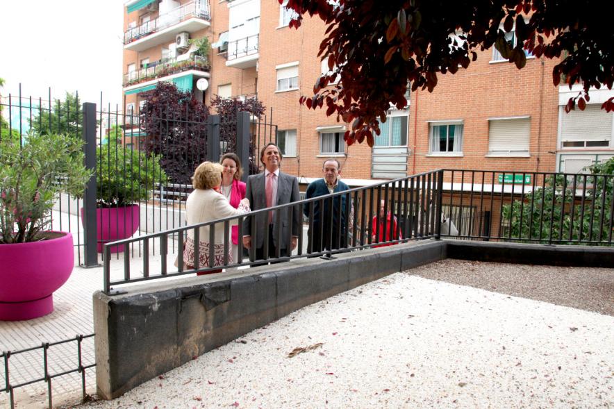 Visita al Parque Félix Rodríguez de la Fuente - Imagen del alcalde García de Vinuesa y otras personas en un momento de la visita al parque.