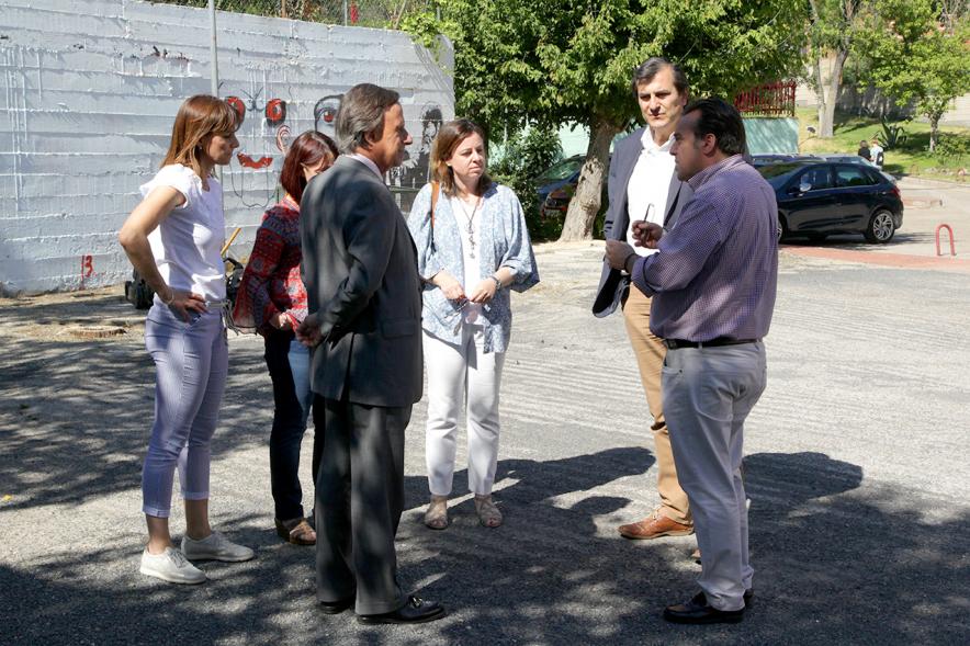 Visita al IES Giner de los Ríos - Imagen del alcalde García de Vinuesa y otras autoridades charlando en el exterior del IES.