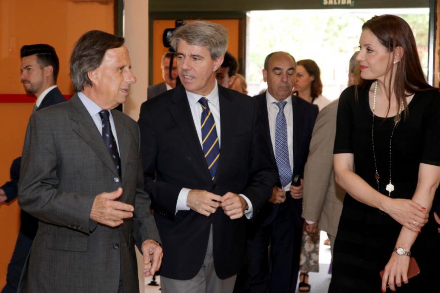 Visita a la Residencia de Mayores Gastón Baquero - Imagen del alcalde junto a los representantes de la Comunidad de Madrid.