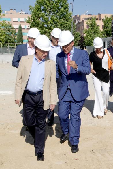 Visita Obras Nuevo Instituto Fuentelucha - Imagen de diferentes autoridades, entre ellas el alcalde García de Vinuesa en un momento de la visita.