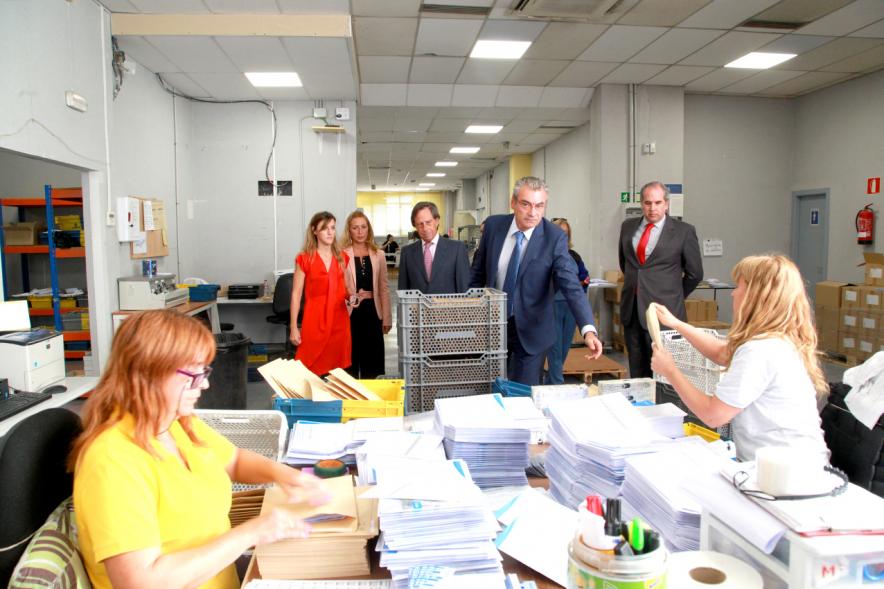 Visita a Tele-Mail - El alcalde García de Vinuesa junto con otras personalidades visitando tele-mail.