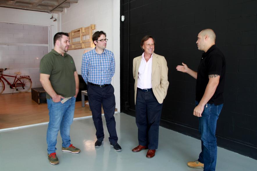 Visita al Estudio Fotográfico Madrid - El alcalde García de Vinuesa con otras personas durante la visita al estudio fotográfico.