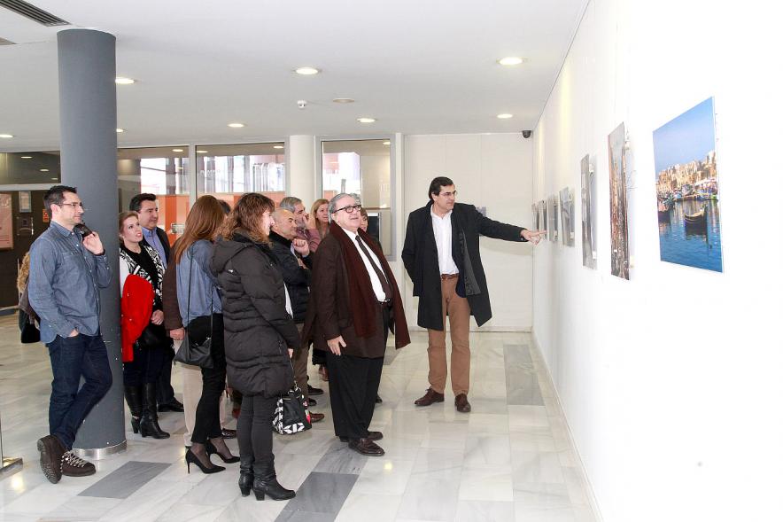 Visita del Embajador de Malta a la Exposición Fotográfica de Malta en la C.D. Valdelasfuentes - El embajador con las autoridades.