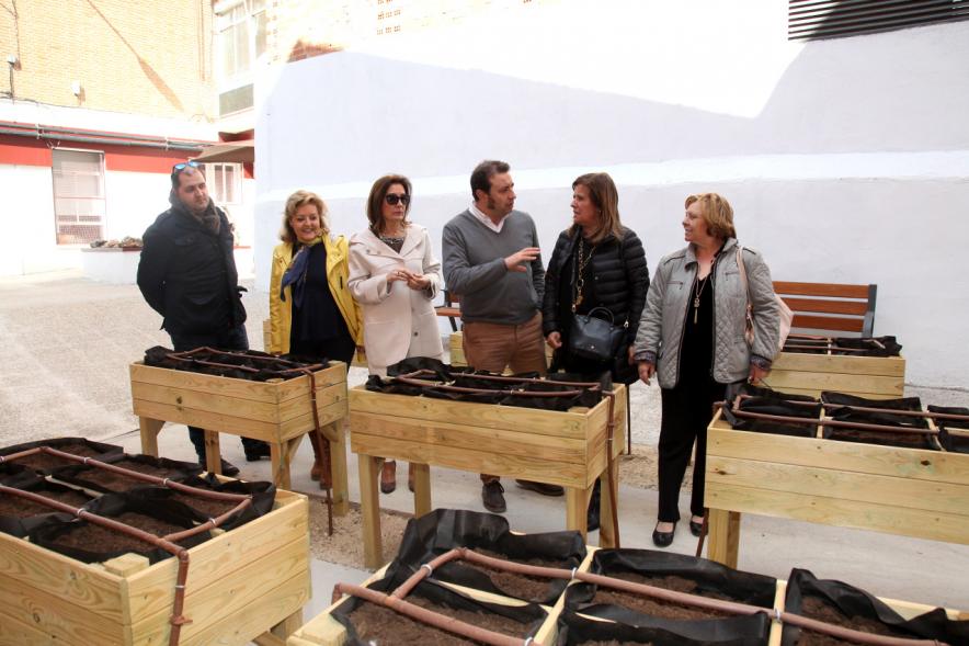 Visita al Centro de Mayores María Zambrano -   Las autoridades visitan el centro.
