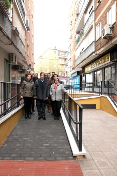 Visita a las Obras de Remodelación de la Calle Antonio Méndez -  Posado del alcalde con algunos vecinos. 