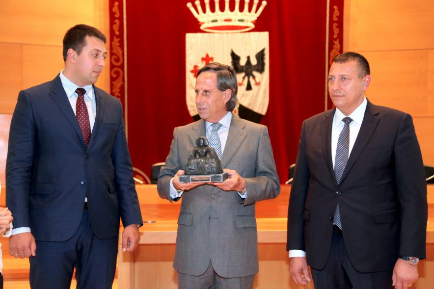 Visita de Delegación Rumana - Imagen del  alcalde García de Vinuesa con delegados de Rumania en el momento de la entrega del obsequio de la Menina de Alcobendas.