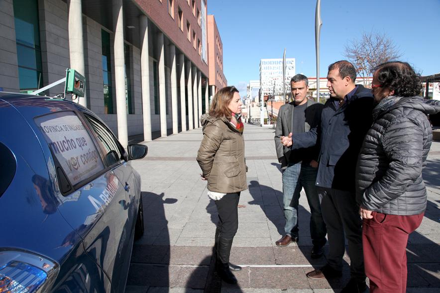 Visita de la Ruta Mi Ciudad Inteligente - Imagen de las autoridades con el automóvil.