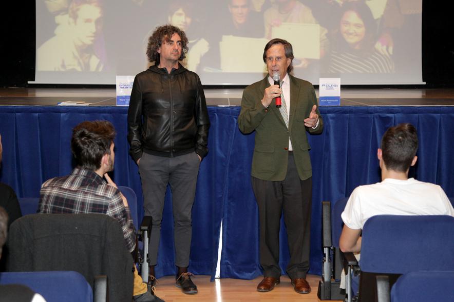 Visita al CIFP José Luis Garci - Imagen del alcalde García de Vinuesa dirigiéndose a los asistentes al acto junto a otra persona.
