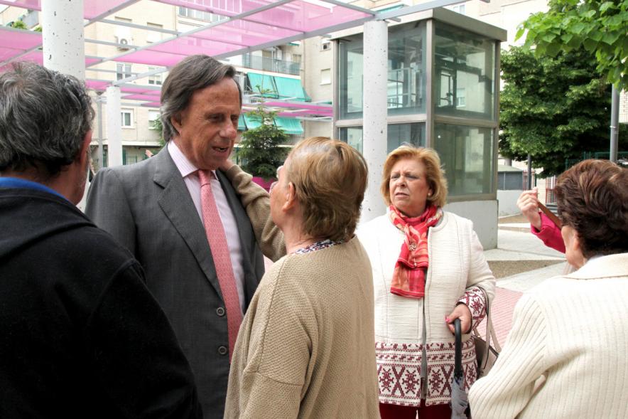 Visita al Parque Félix Rodríguez de la Fuente - Imagen del alcalde García de Vinuesa charlando con una visitante del parque.