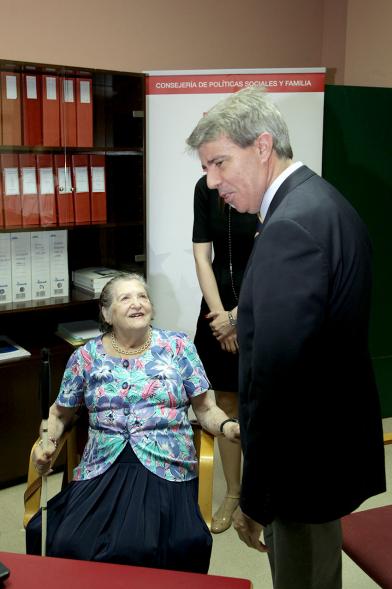 Visita a la Residencia de Mayores Gastón Baquero - Don Ángel Garrido saluda a una anciana.