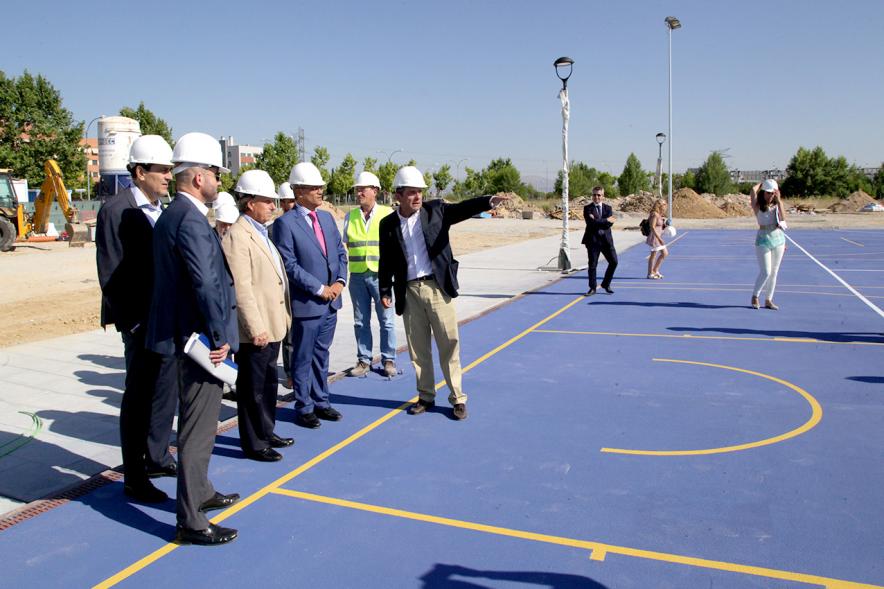 Visita Obras Nuevo Instituto Fuentelucha - Imagen de diferentes autoridades, entre ellas el alcalde García de Vinuesa visitando las zonas deportivas.