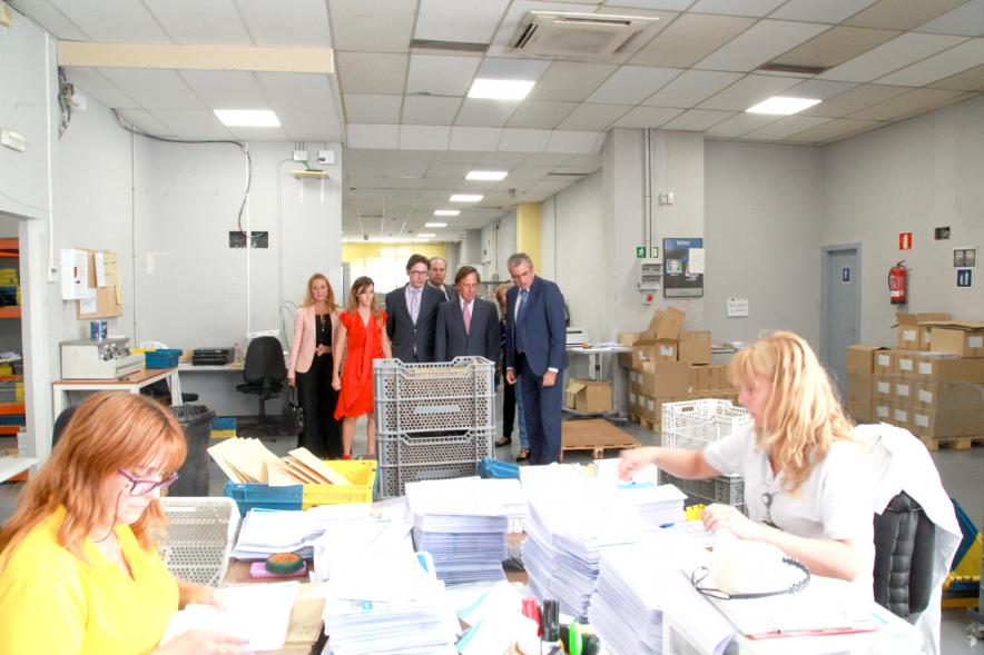 Visita a Tele-Mail - El alcalde García de Vinuesa junto con otras personalidades visitando tele-mail.