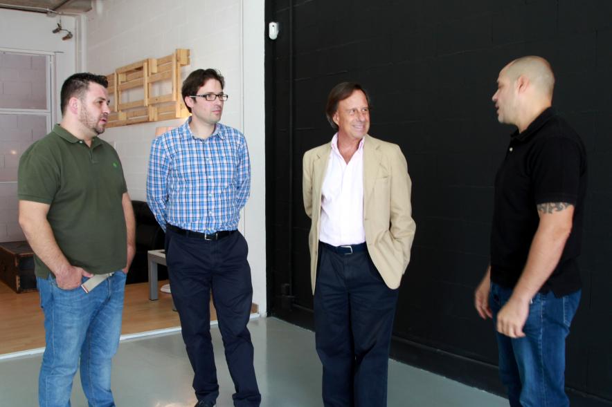 Visita al Estudio Fotográfico Madrid - El alcalde García de Vinuesa con otras personas durante la visita al estudio fotográfico.