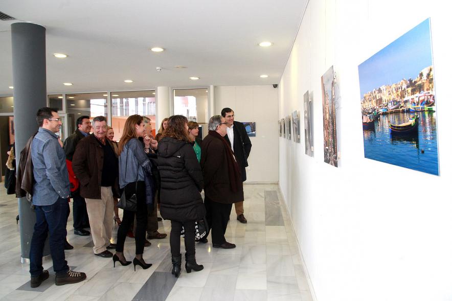Visita del Embajador de Malta a la Exposición Fotográfica de Malta en la C.D. Valdelasfuentes -El embajador con las autoridades.  