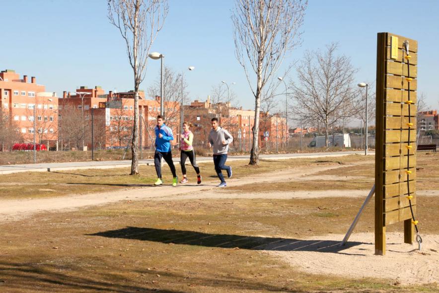 Visita al Circuito Americano Biosaludable - Imagen de personas probando uno de los tramos del circuito.