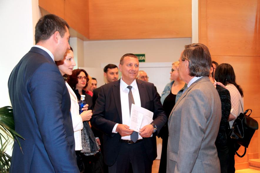 Visita de Delegación Rumana - Imagen del  alcalde García de Vinuesa recibiendo a los delegados de Rumania.