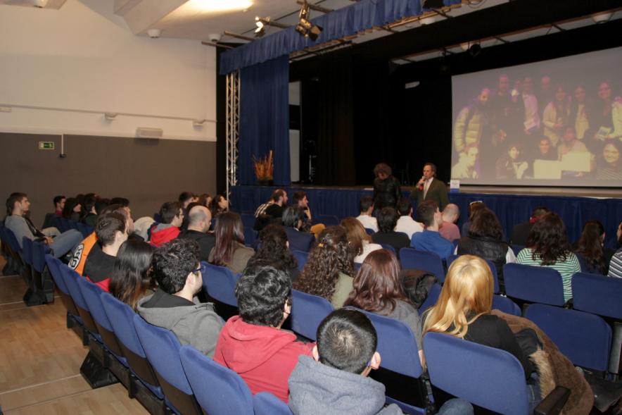 Visita al CIFP José Luis Garci - Imagen vista general del salón donde se celebra el acto.