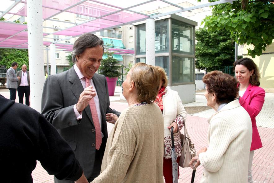 Visita al Parque Félix Rodríguez de la Fuente - Imagen del alcalde García de Vinuesa charlando con una visitante del parque.
