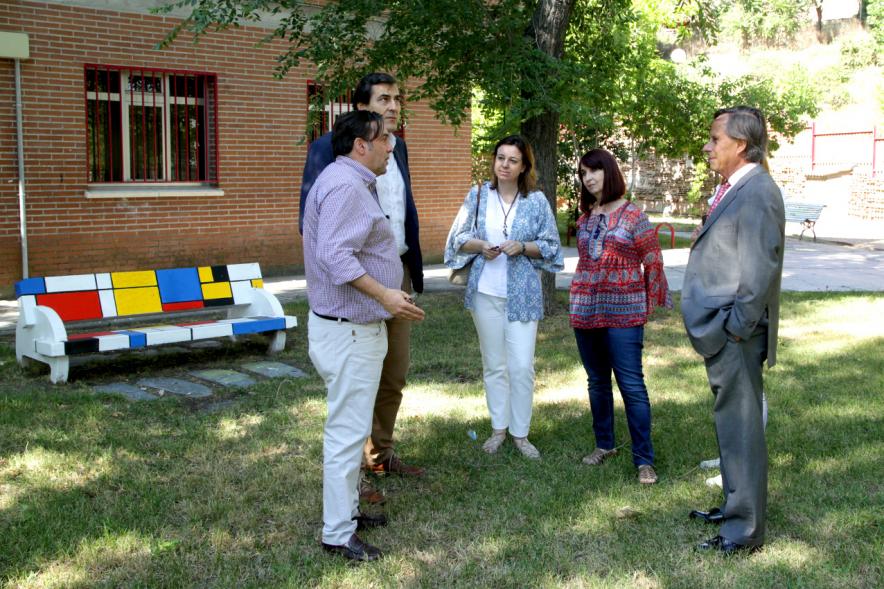 Visita al IES Giner de los Ríos - Imagen del alcalde García de Vinuesa y otras autoridades charlando en el exterior del IES.