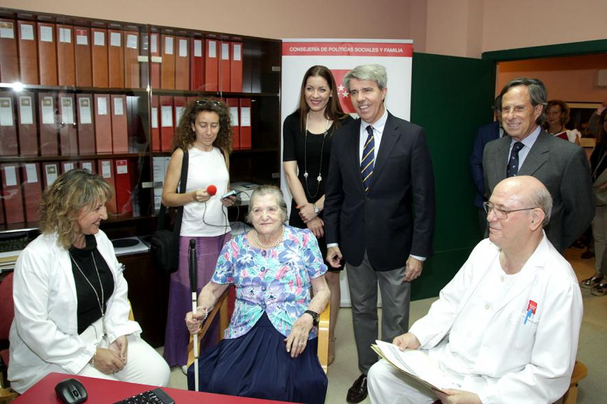 Visita a la Residencia de Mayores Gastón Baquero - Imagen del señor Garrido en la sala de curas de la residencia.