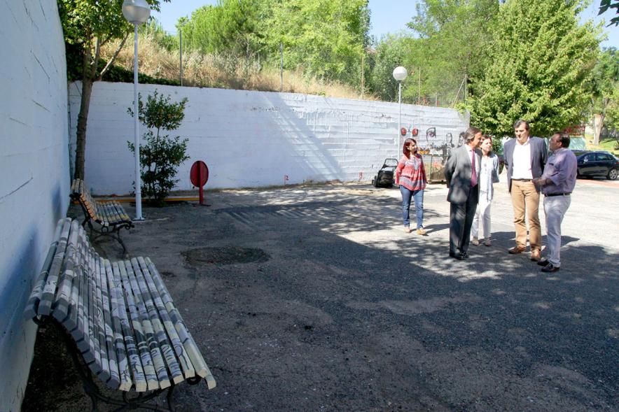 Visita al IES Giner de los Ríos - Imagen del alcalde García de Vinuesa y otras autoridades visitando el exterior del IES.