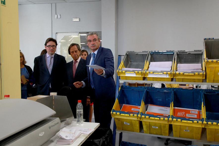 Visita a Tele-Mail - El alcalde García de Vinuesa junto con otras personalidades visitando tele-mail.