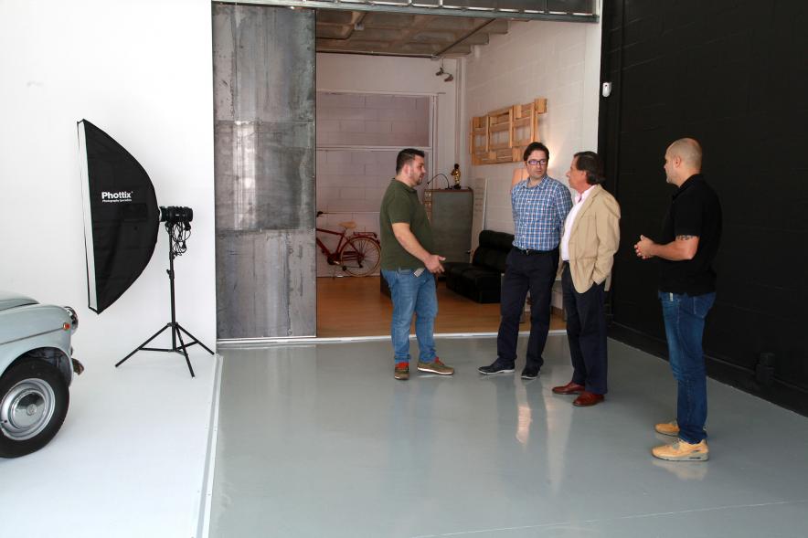 Visita al Estudio Fotográfico Madrid - El alcalde García de Vinuesa con otras personas durante la visita al estudio fotográfico.