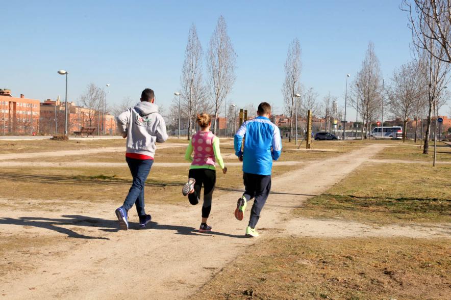 Visita al Circuito Americano Biosaludable - Imagen de personas probando uno de los tramos del circuito.