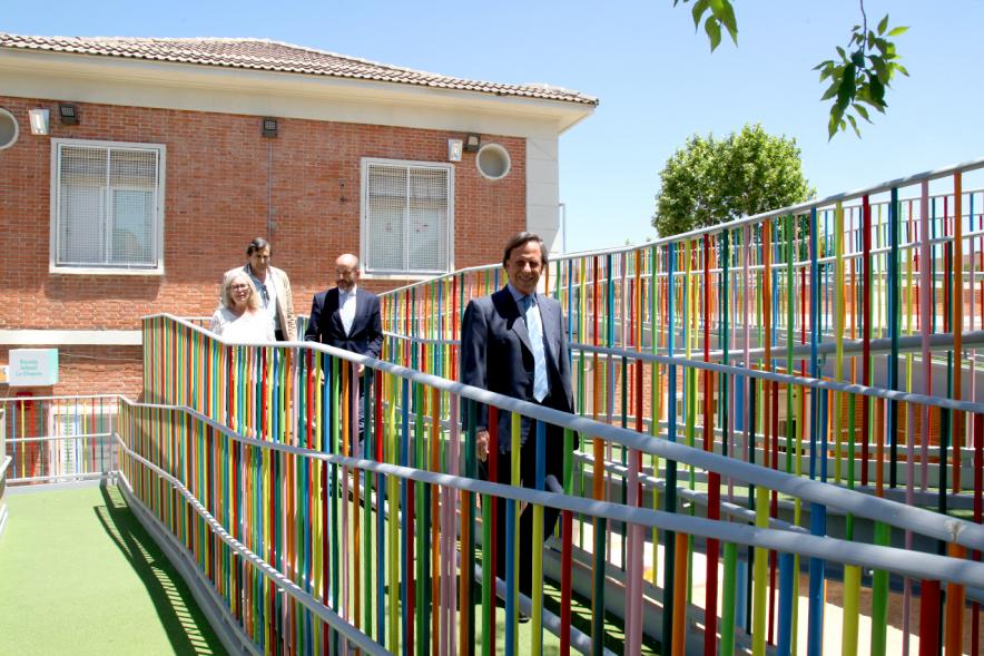 Visita Finalización de Obras en la E.I. La Chopera - Imagen del alcalde García de Vinuesa y otras autoridades en la pasarela del colegio E.I. La Chopera.