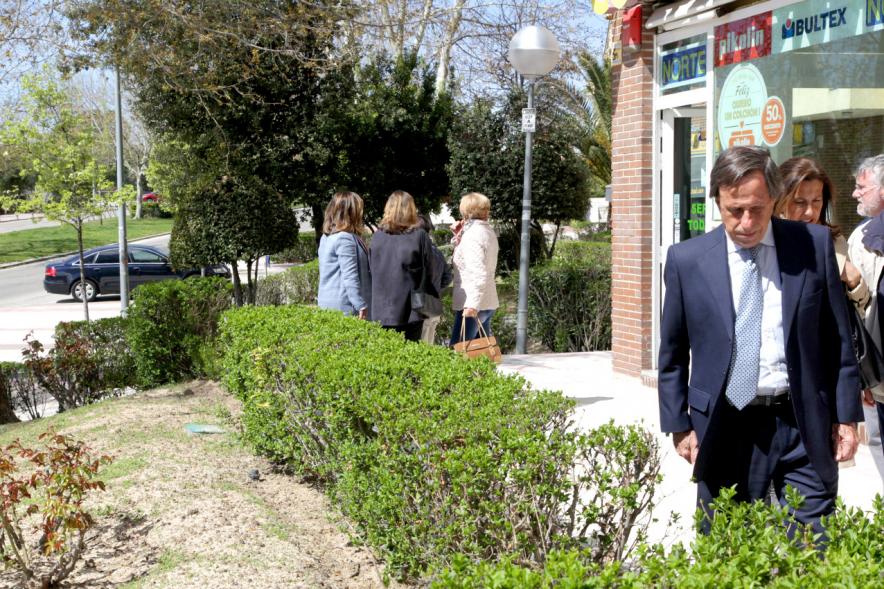 Visita Remodelación Esquina Calle Marqués de la Vldavia y Calle Ruperto Chapí - Imagen del alcalde García de Vinuesa junto a un grupo de personas.