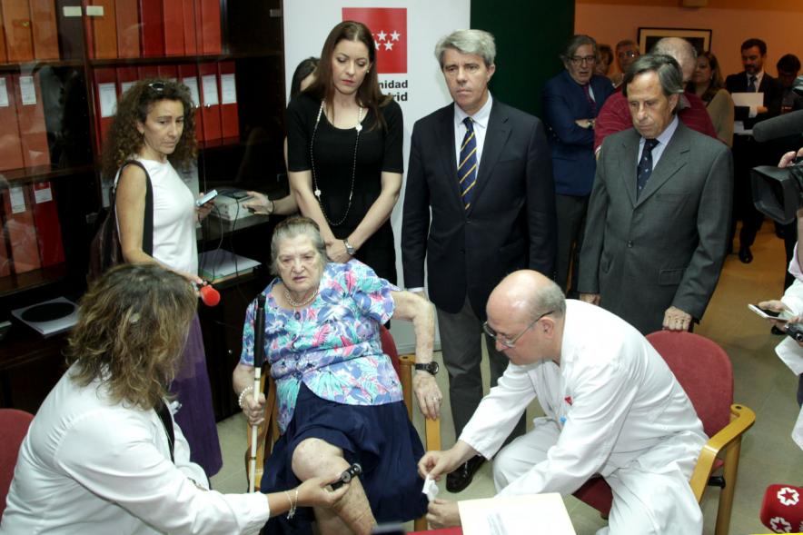 Visita a la Residencia de Mayores Gastón Baquero - Imagen de la gestión médica a una anciana junto a las autoridades.