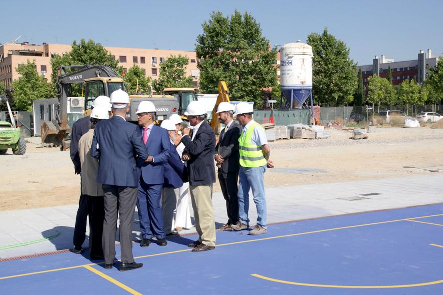 Visita Obras Nuevo Instituto Fuentelucha - Imagen de diferentes autoridades, entre ellas el alcalde García de Vinuesa en un momento de la visita.