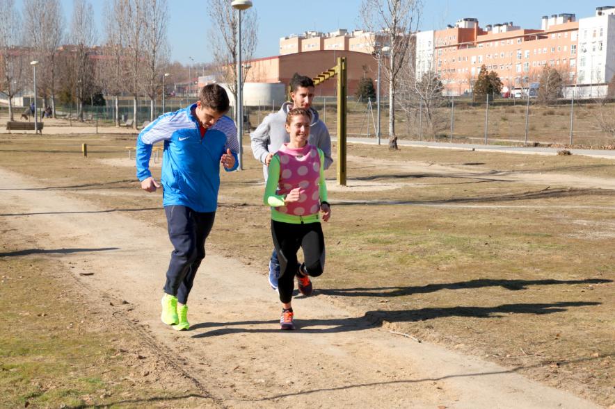 Visita al Circuito Americano Biosaludable - Imagen de personas probando uno de los tramos del circuito.