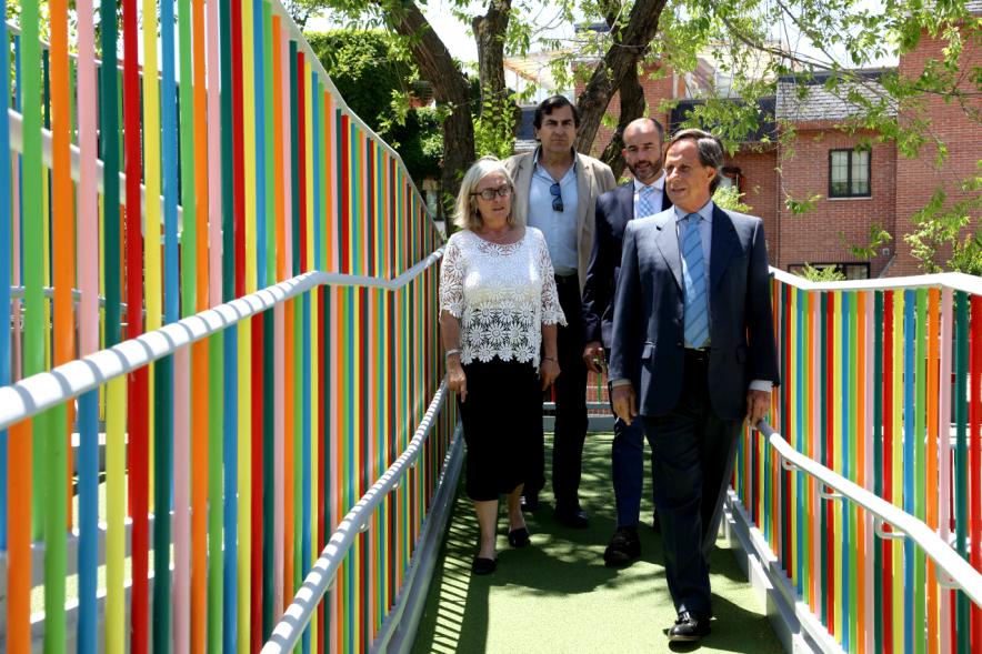Visita Finalización de Obras en la E.I. La Chopera - Imagen del alcalde García de Vinuesa y otras autoridades en la pasarela del colegio E.I. La Chopera.