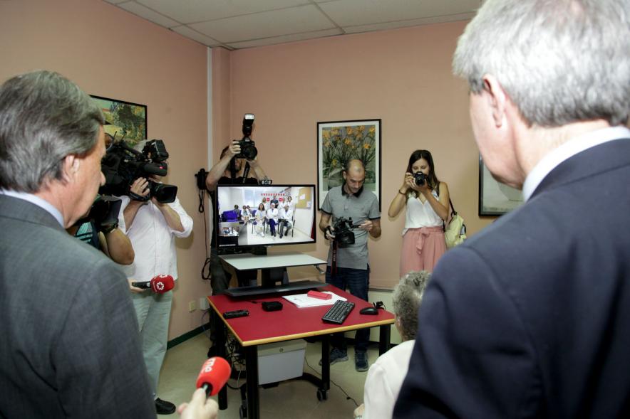 Visita a la Residencia de Mayores Gastón Baquero - Imagen de la visita de las autoridades a la sala de la televisión.