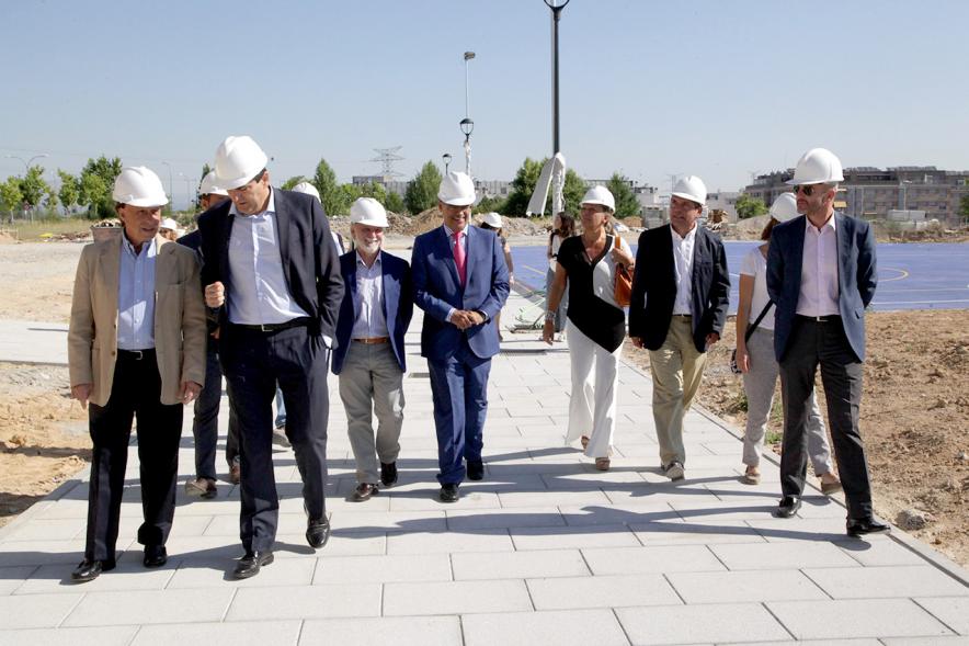 Visita Obras Nuevo Instituto Fuentelucha - Imagen de diferentes autoridades, entre ellas el alcalde García de Vinuesa en un momento de la visita.