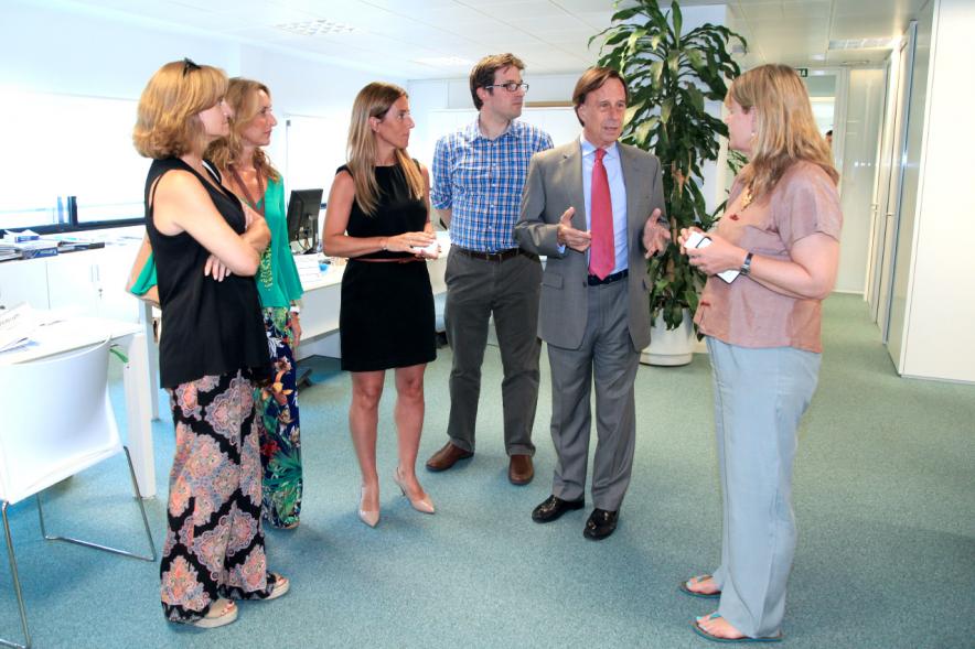 Visita a Bausch + Lomb - El alcalde García de Vinuesa visitando las instalaciones.