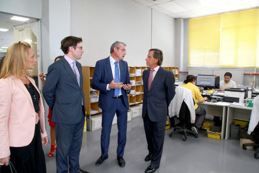 Visita a Tele-Mail - El alcalde García de Vinuesa junto con otras personalidades visitando tele-mail.
