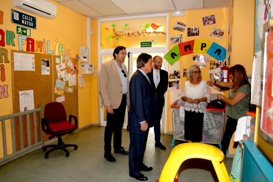 Visita Finalización de Obras en la E.I. La Chopera - Imagen del alcalde García de Vinuesa y otras autoridades en el interior del colegio E.I. La Chopera.