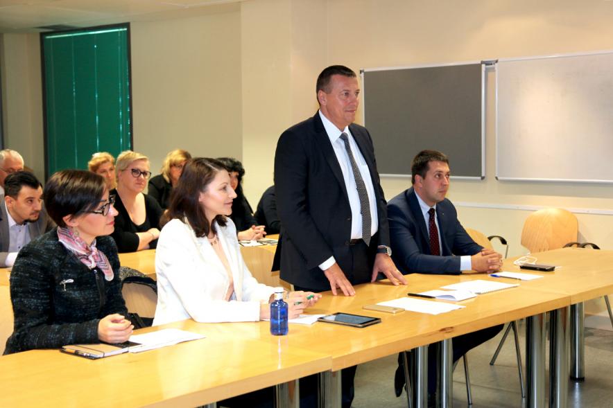 Visita de Delegación Rumana - Imagen de un delegado de Rumania diciendo una palabras a las personas asistentes.